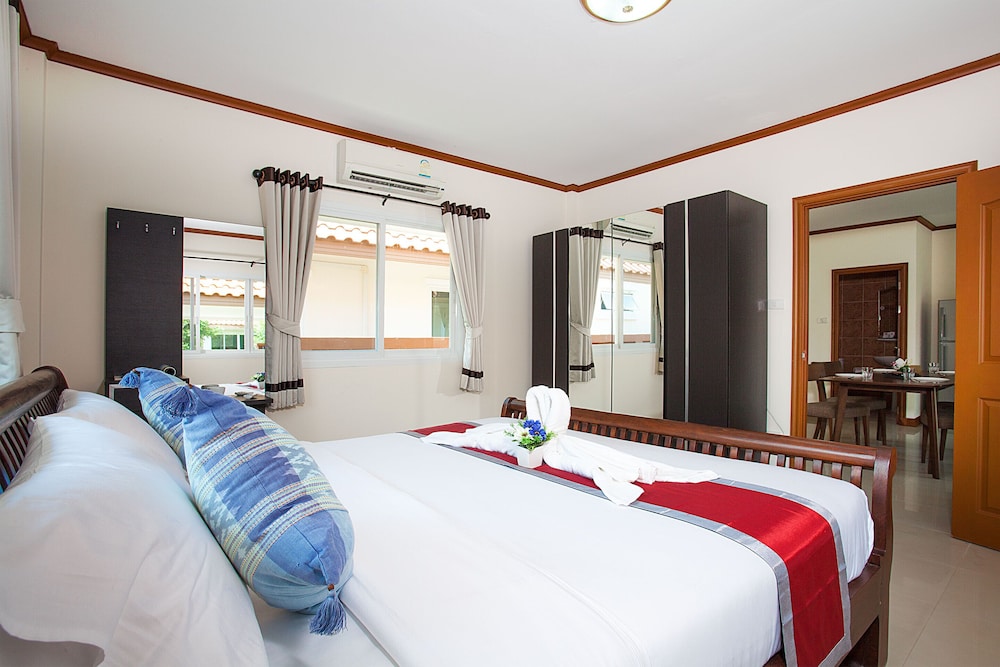 3 Rooms, Suite, 1 Queen and 2 King Beds, 3 Queen Beds