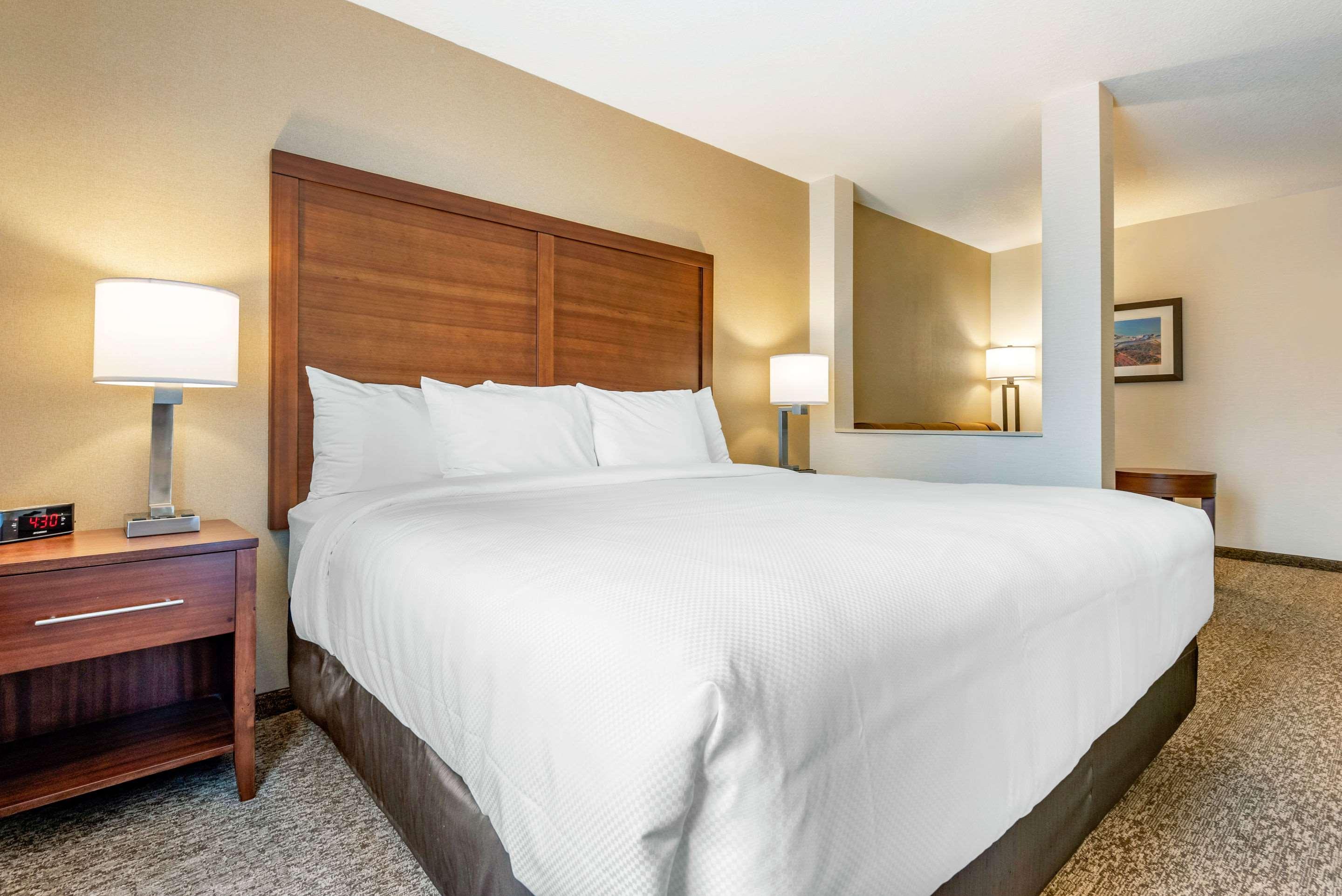 Efficiency, Suite, Queen Bed