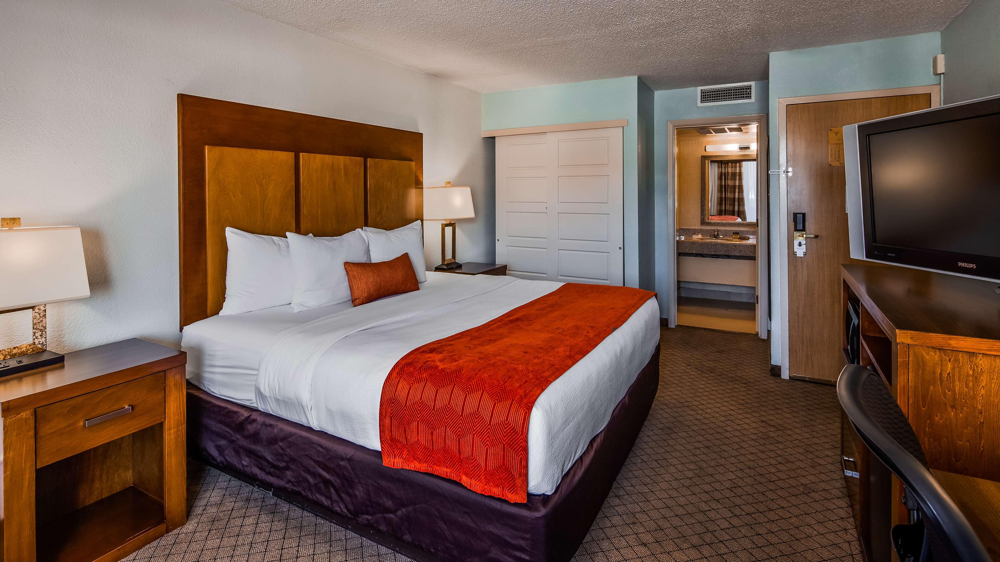 Room, King Bed, Balcony, Concierge Level
