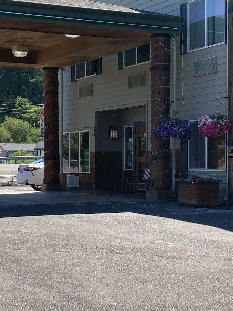 Clatskanie River Inn 44/49