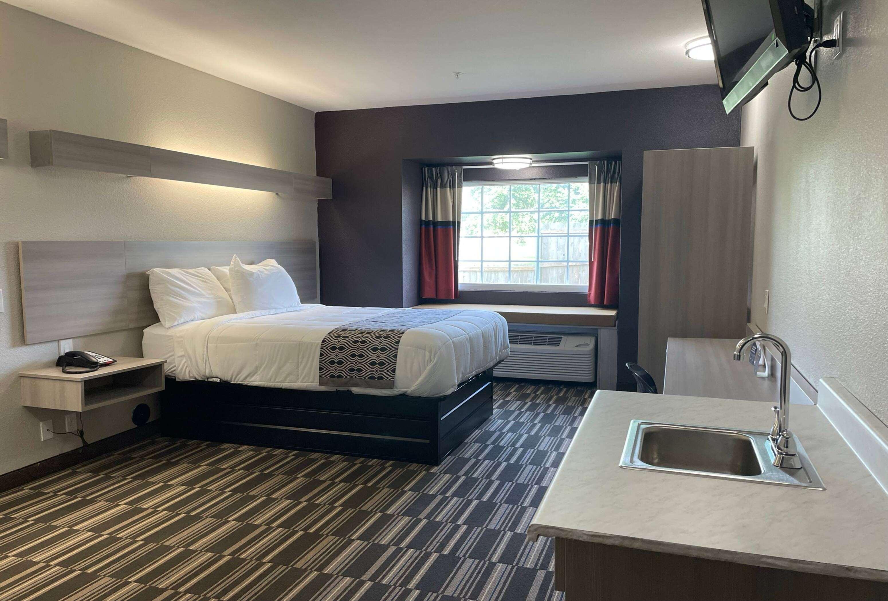 STUDIO, SUITE, QUEEN BED