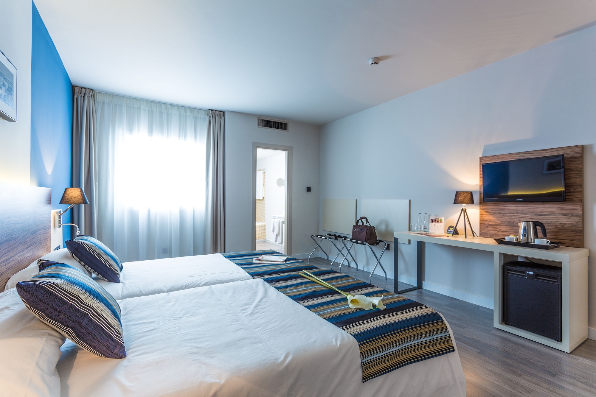 ROOM, DOUBLE OR TWIN BED