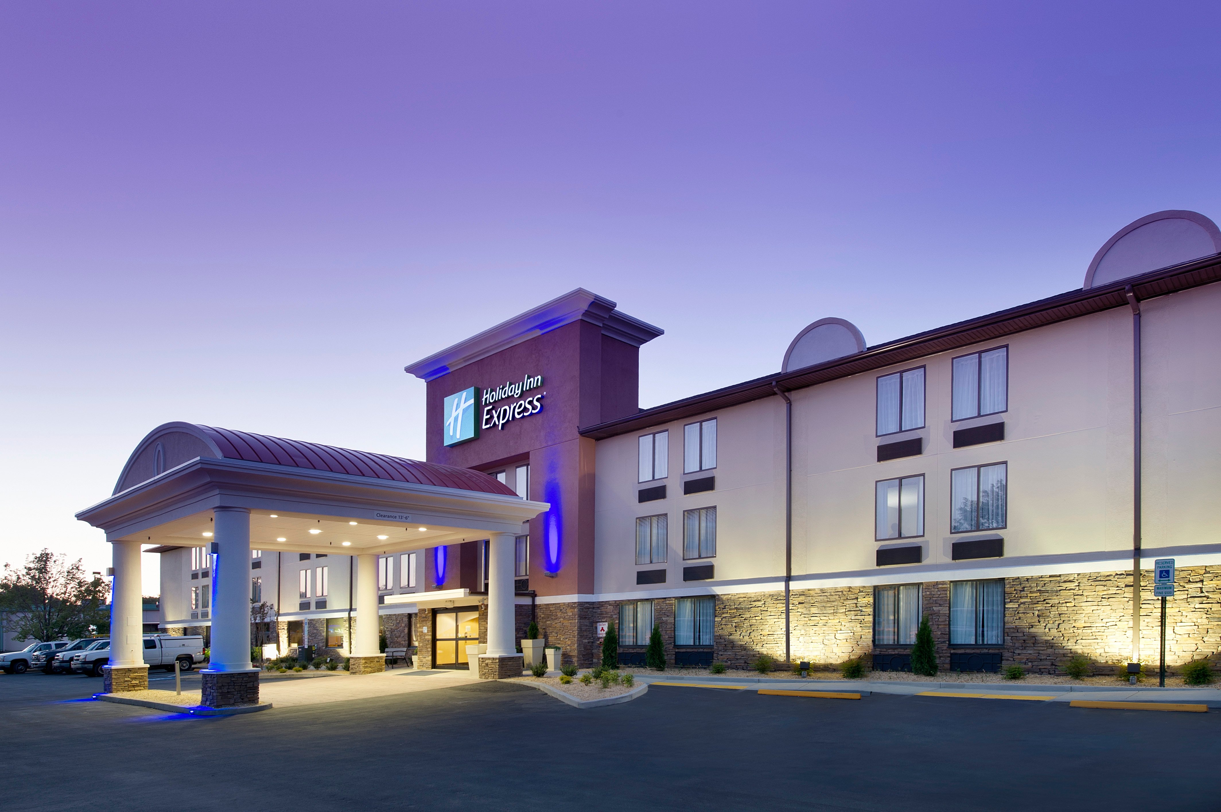 HOLIDAY INN EXPRESS WALDORF 8/64