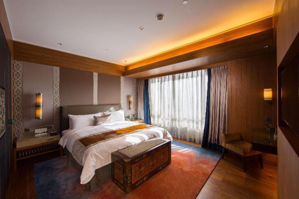 Horizon, King Bed, Potala View