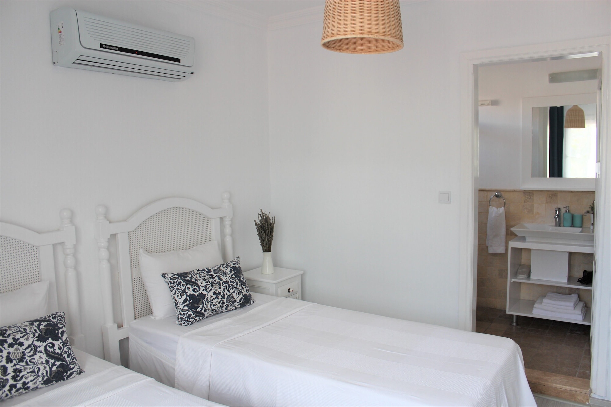 ROOM, TWIN BEDS