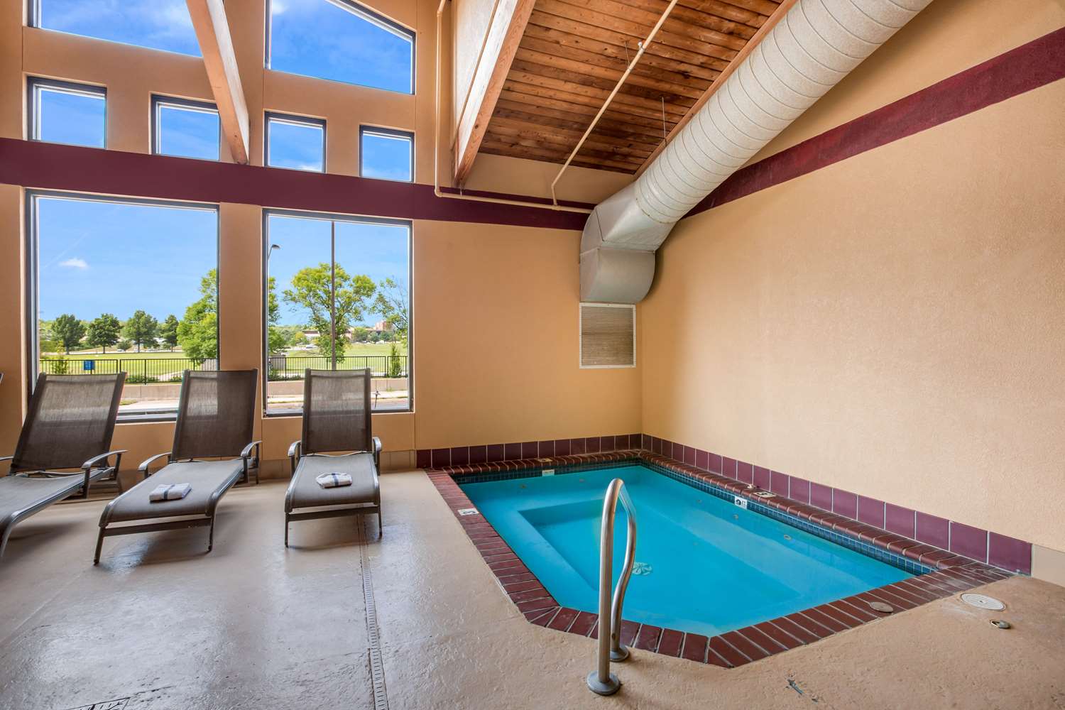 Quality Inn & Suites Lawrence - University Area 24/39
