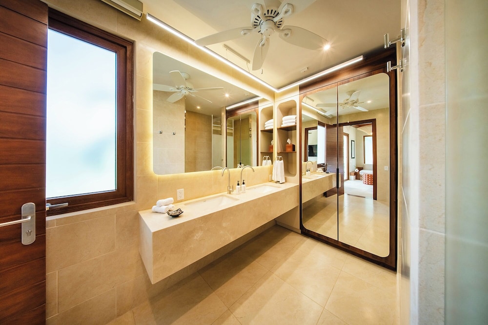 Las Verandas Hotel And Villas 73/73