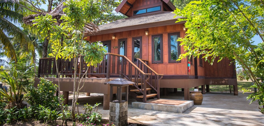 ThaiLife Wellness & Meditation Resort 11/80