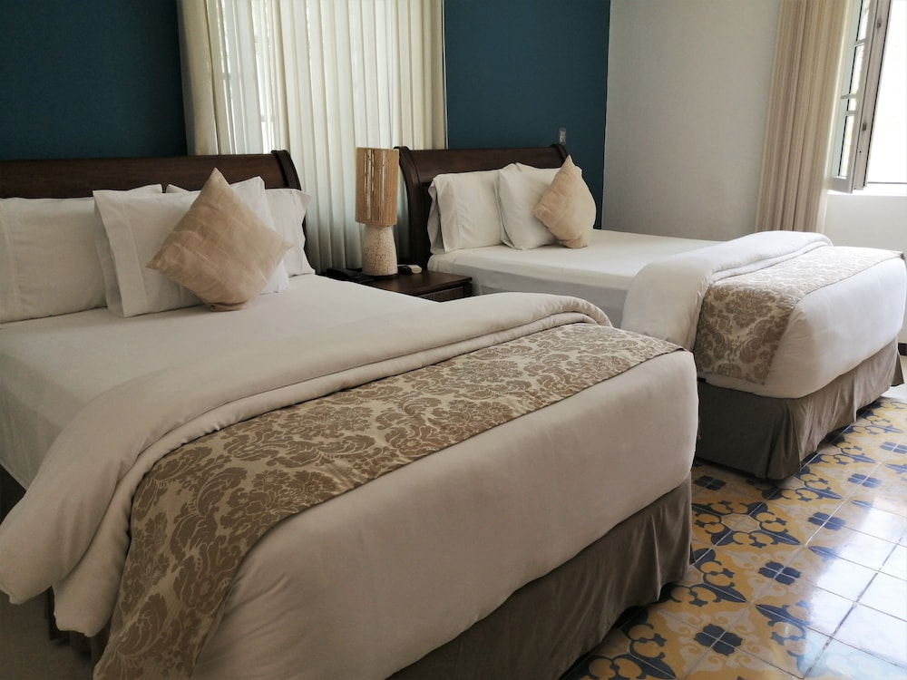 DELUXE, 2 DOUBLE BEDS