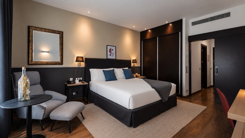 Premium, King Bed, Runway View