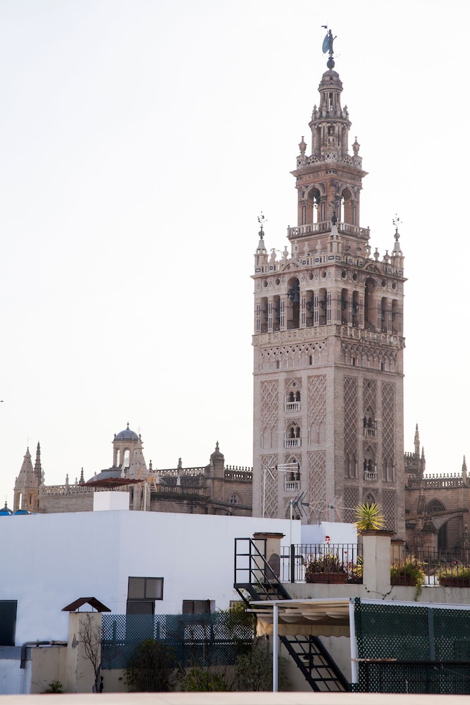 Q&Q Cathedral Suites Sevilla 45/50