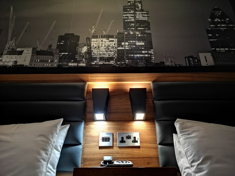 London Court Hotel 51/61