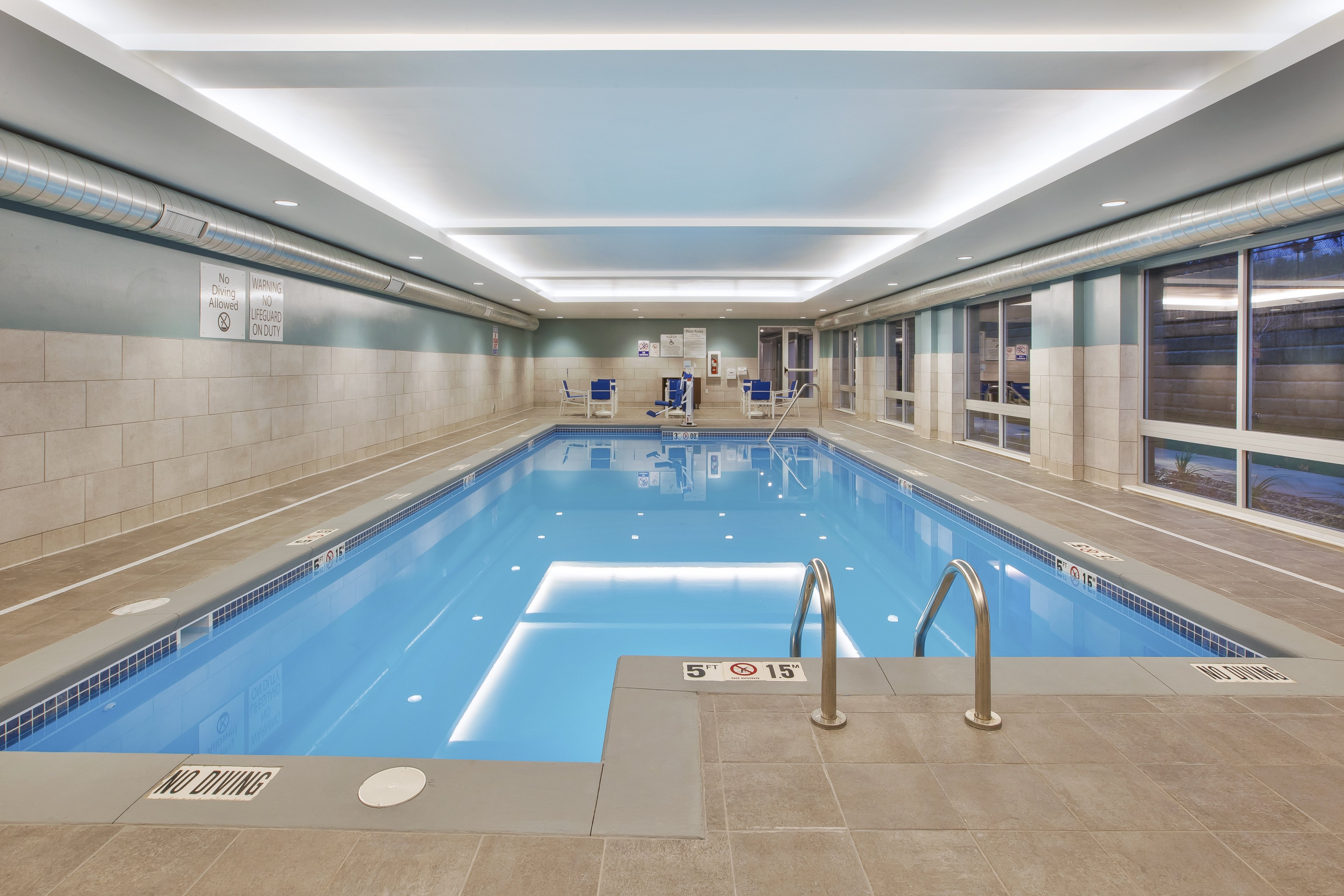 Holiday Inn Express Suites Grand Rapids Airport North 24/32