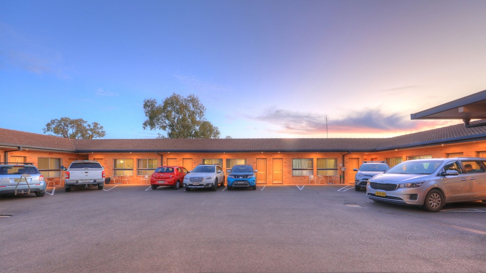 COUSINS MOTOR INN 54/62