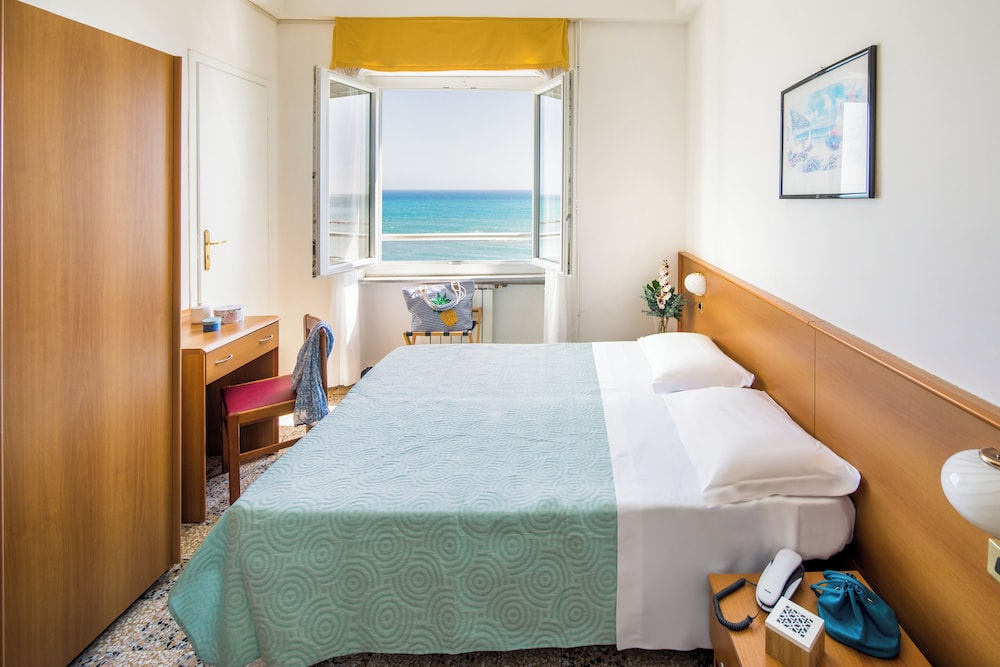 HOTEL MAYOLA 10/73