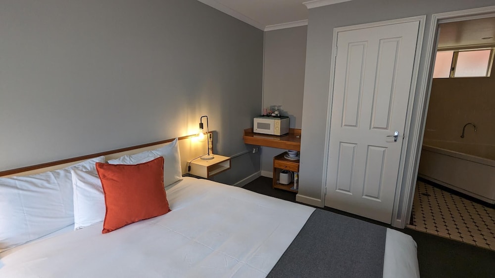 ROOM, ACCESSIBLE