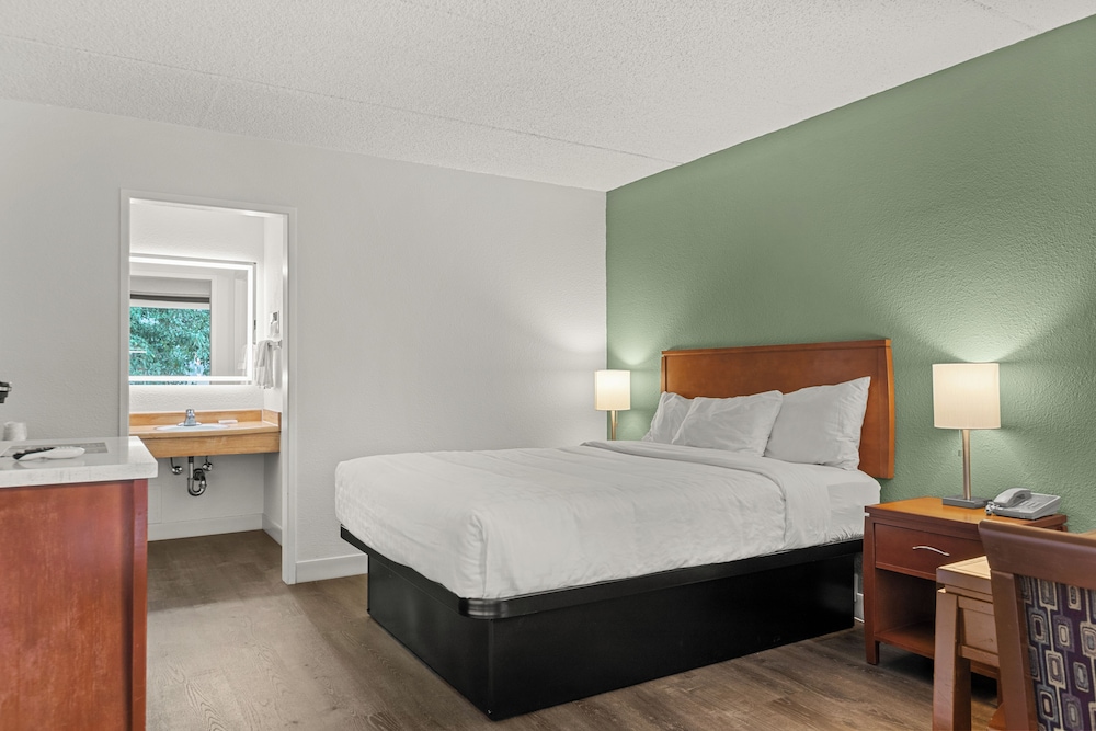 STANDARD, QUEEN BED
