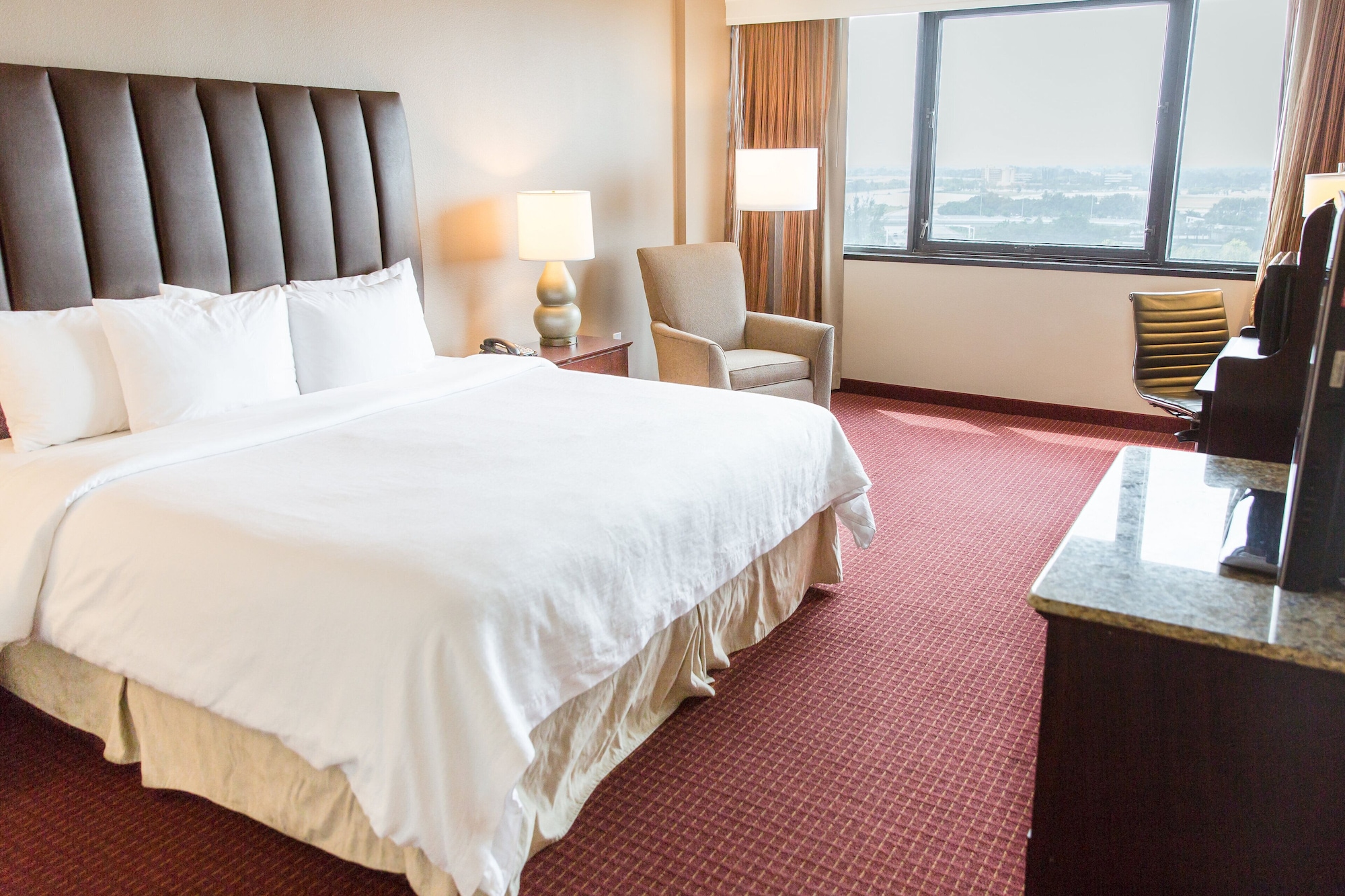 غرفة قياسية بسرير كينج، Embassy Suites by Hilton West Palm Beach Central 5/8