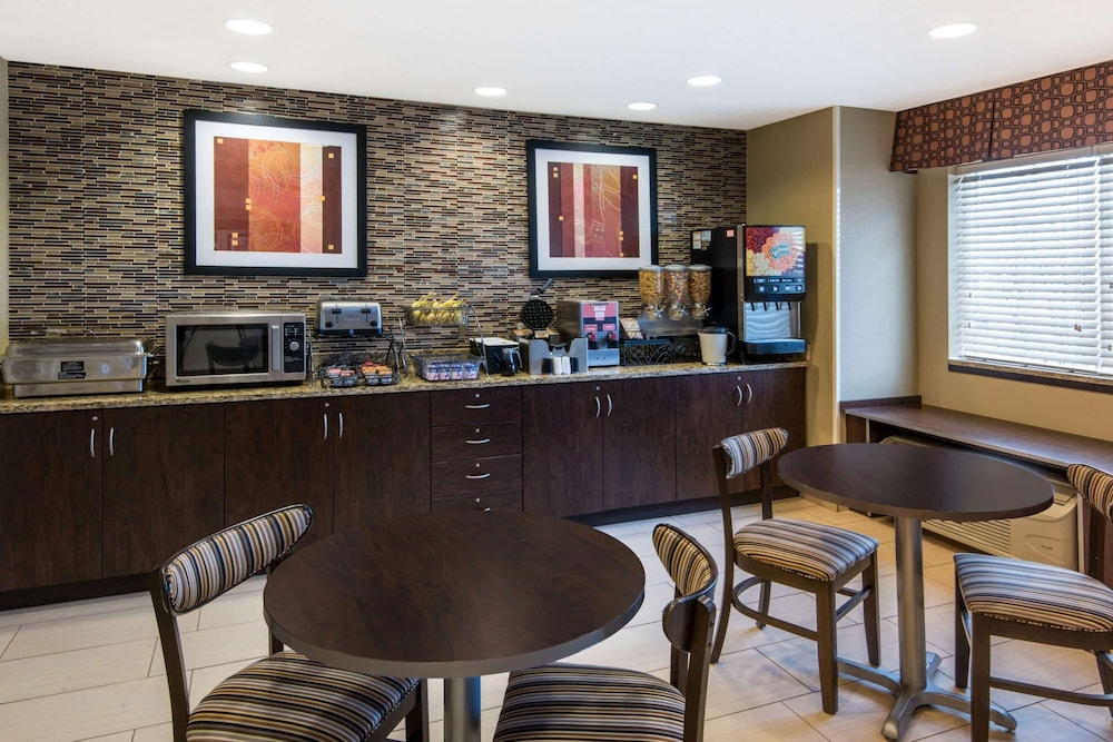 Microtel Inn And Suites By Wyndham North Canton 25/31