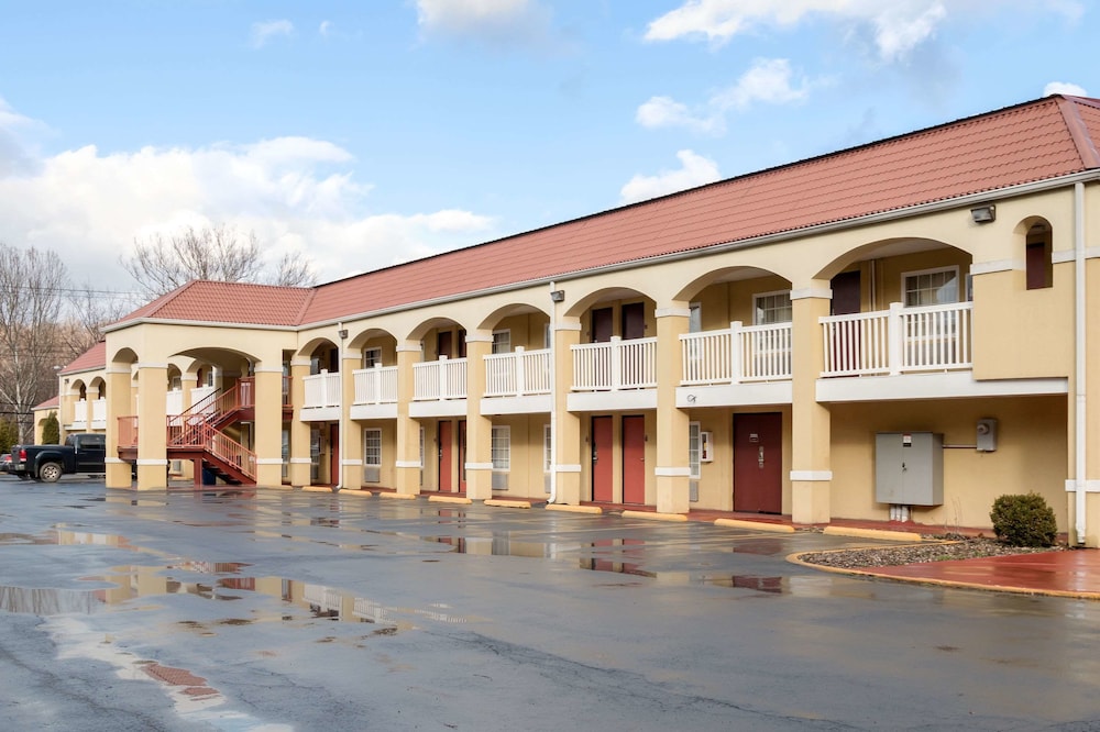 Econo Lodge Huntington - Barboursville University Area 1/34