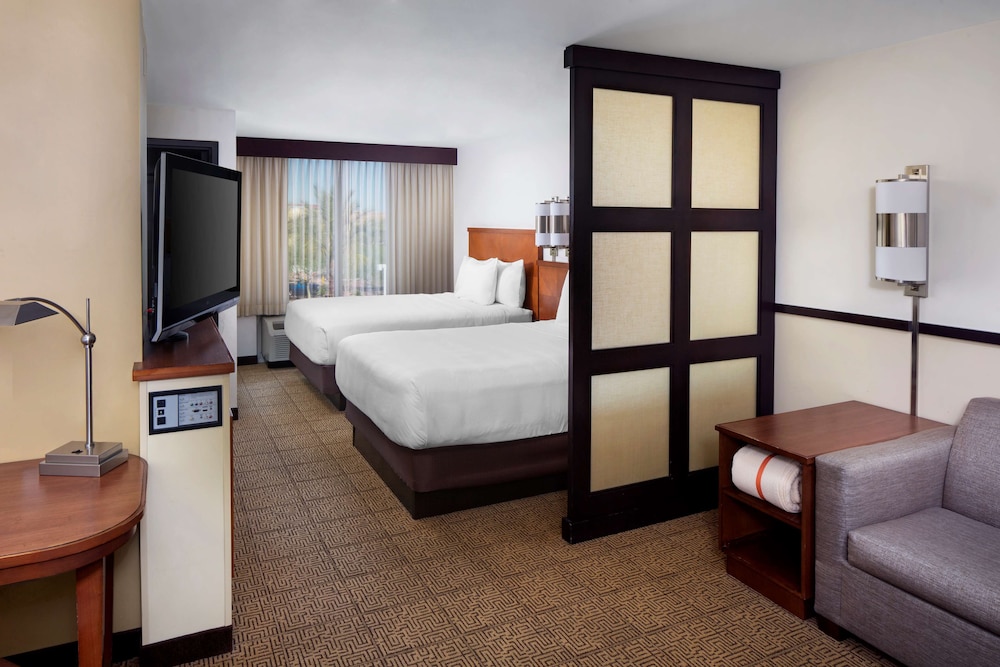 غرفة بسريرين كوين لذوي الإعاقة