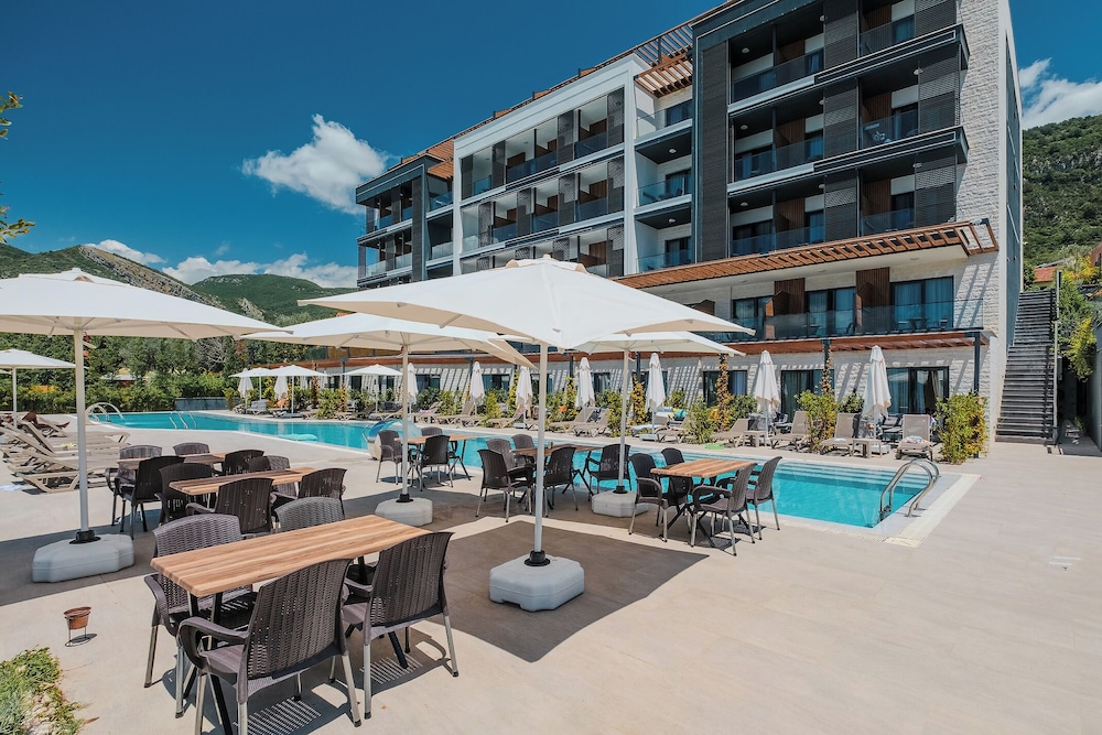 Montenegro Lodge 31/50