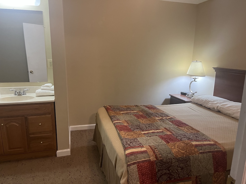 The Upper Pass Lodge at Magic Mountain 3/32