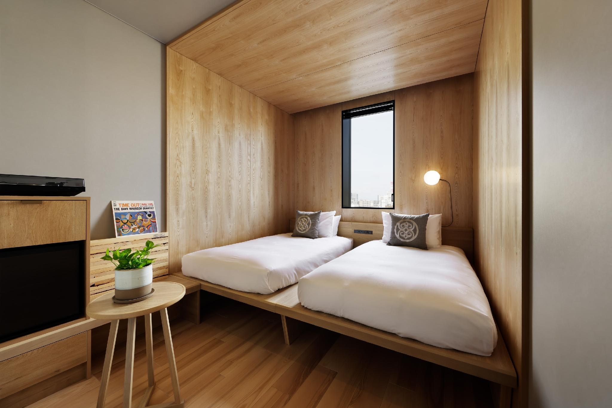 STANDARD, TWIN BEDS, CABIN FLOOR