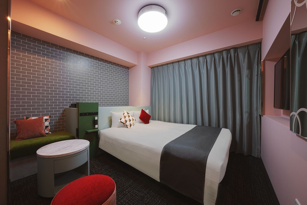 RENOVATED, SUPERIOR, QUEEN BED