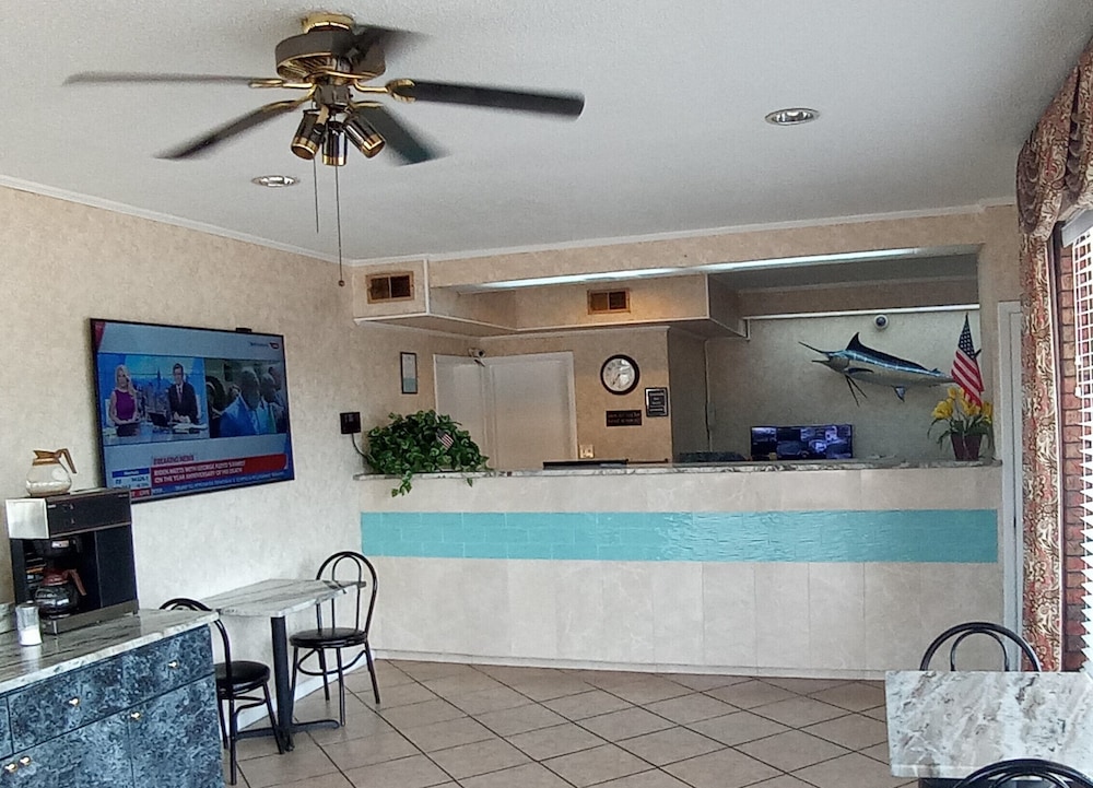 Hole Inn the Wall Hotel - Sunset Plaza - Fort Walton Beach 10/50