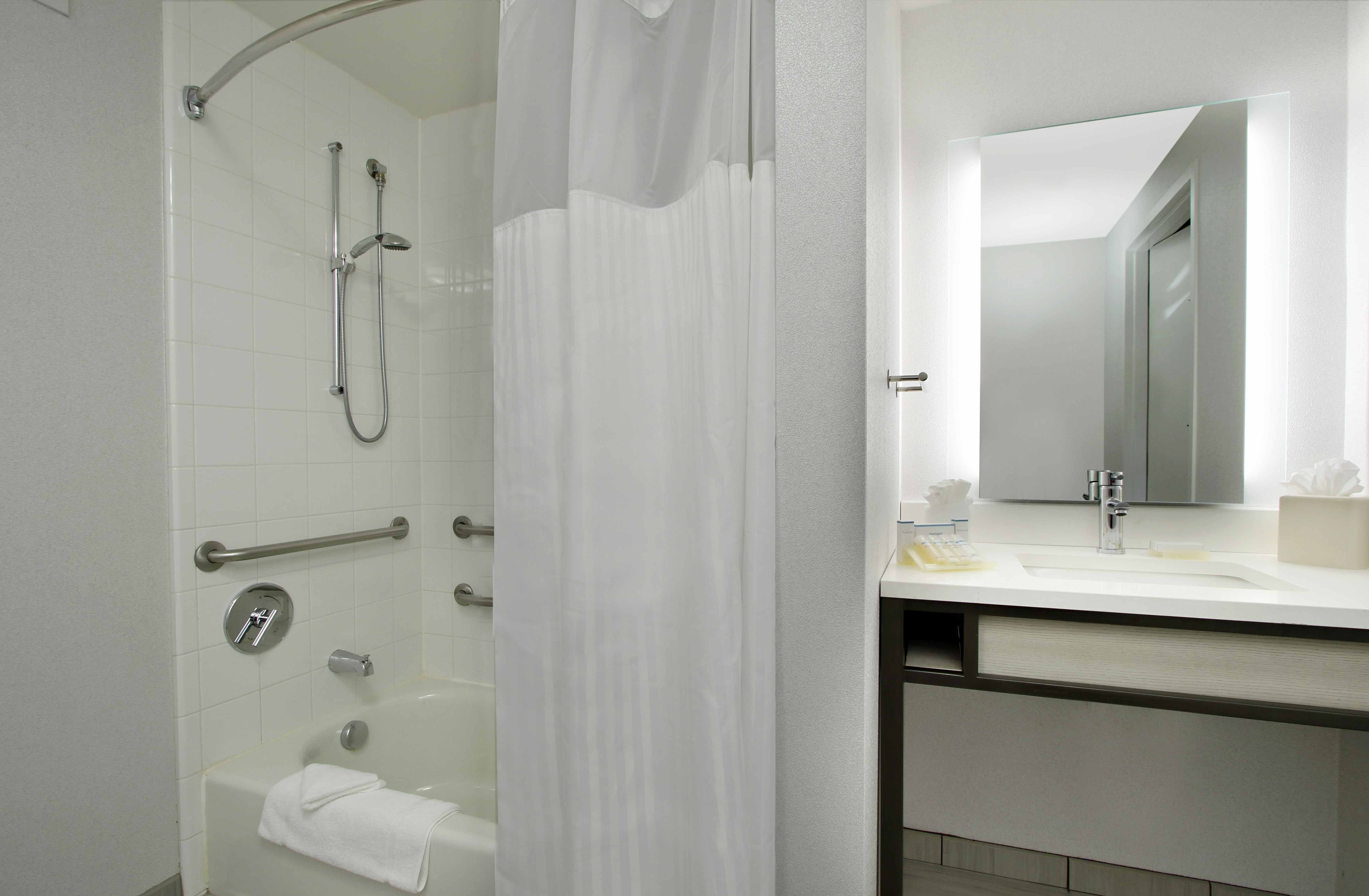 ROOM, KING BED, ACCESSIBLE