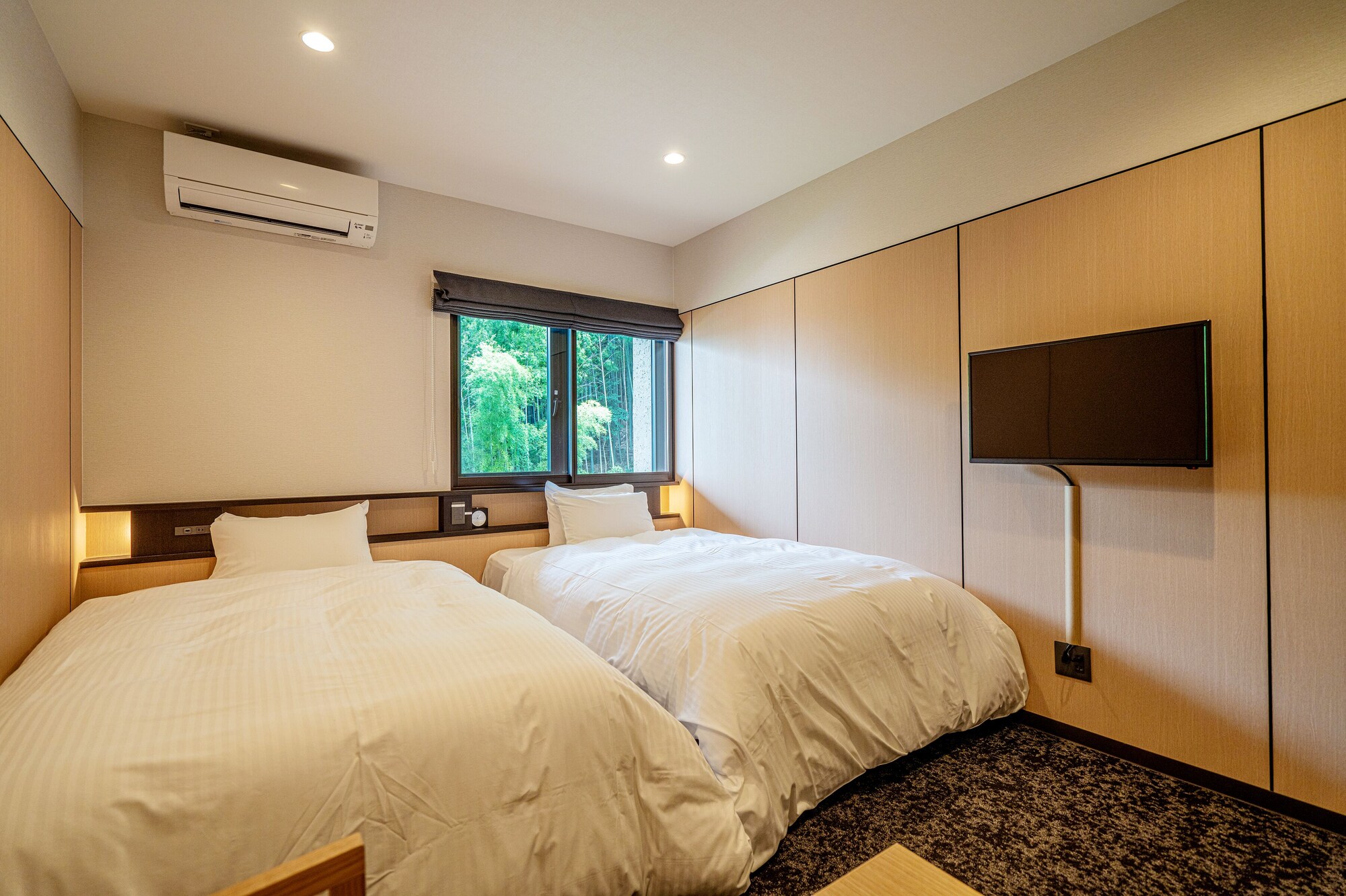WESTERN, STANDARD, TWIN BEDS, MOUNTAIN SIDE