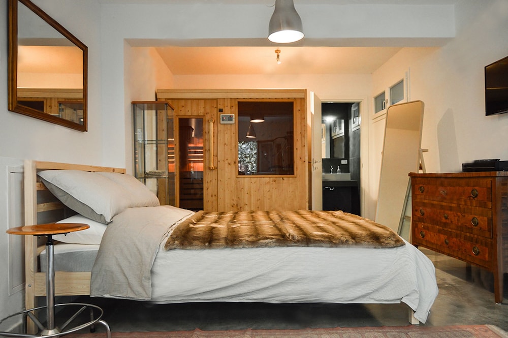 DELUXE, DOUBLE BED