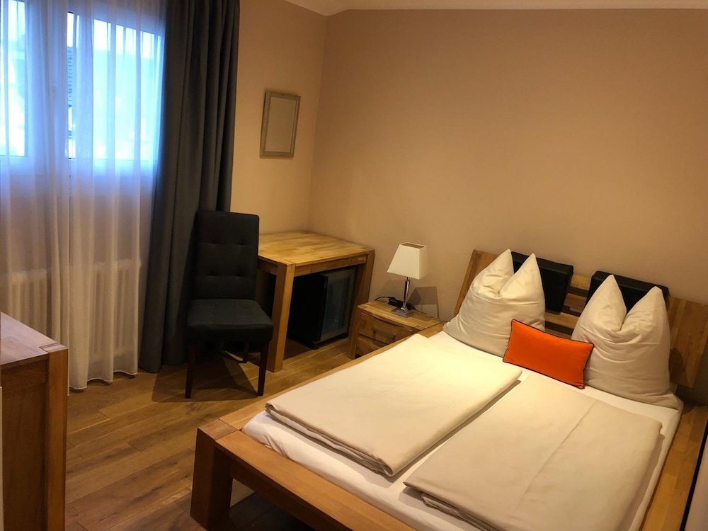 Hotel Attache 13/30