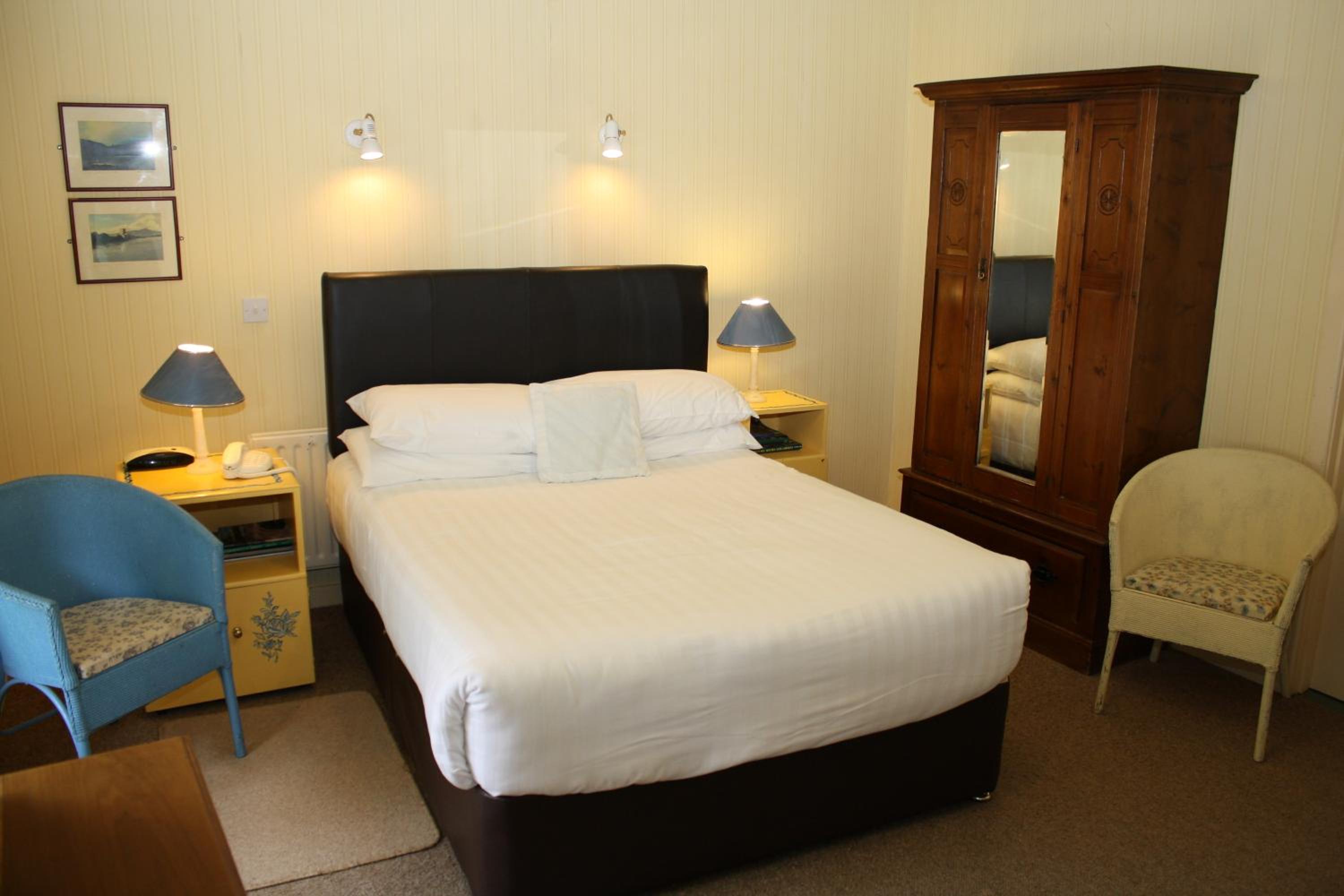 Style, Cottage, House, Double or Twin Bed, Bathtub
