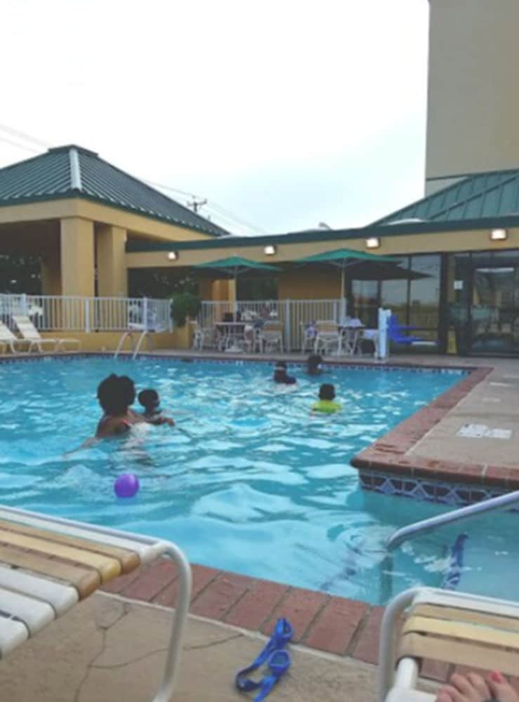 La Quinta Inn & Suites by Wyndham Virginia Beach 2/46