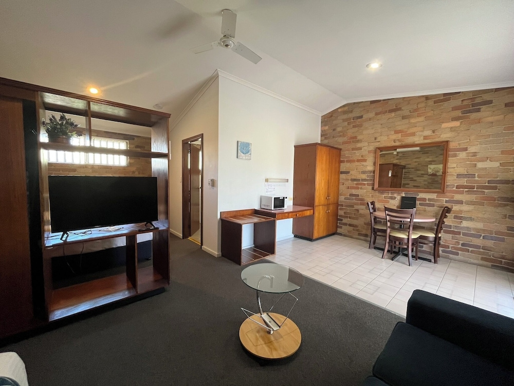 REST POINT MOTOR INN 42/58