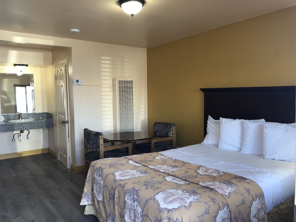 ROOM, QUEEN BED