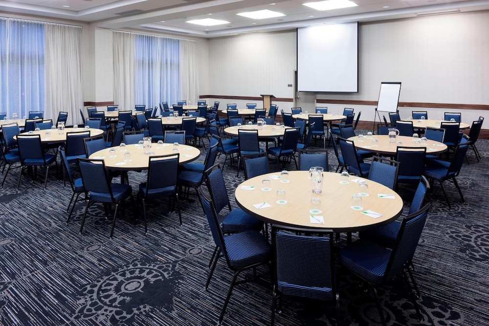 COURTYARD BY MARRIOTT RICHMOND DOWNTOWN 38/39