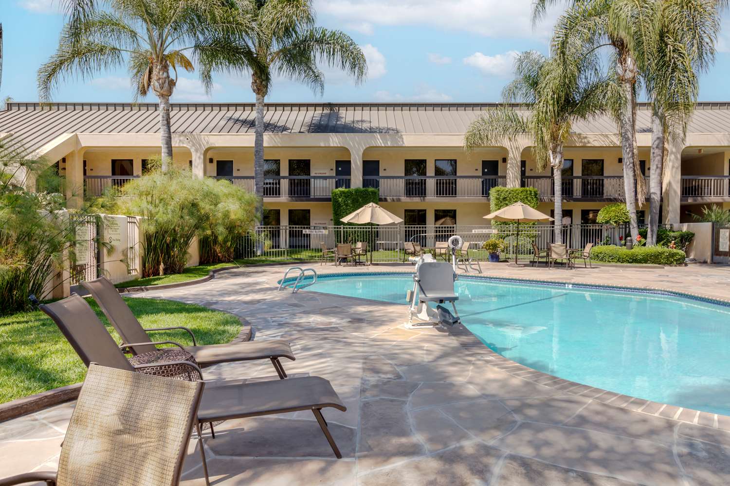 Best Western Plus South Coast Inn 67/72