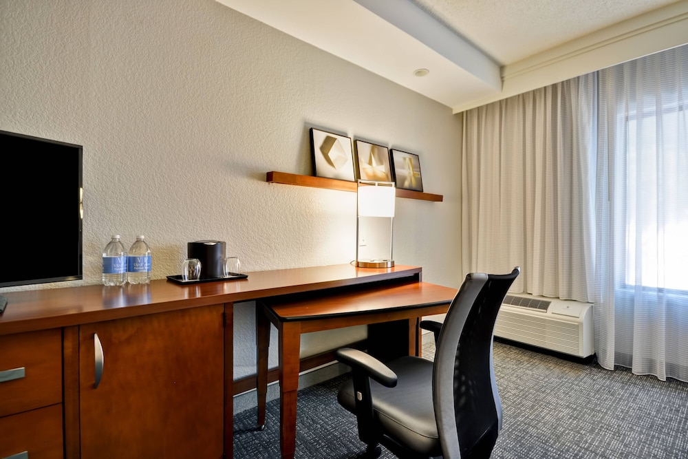 Courtyard By Marriott Dallas Medical Market Center 43/48