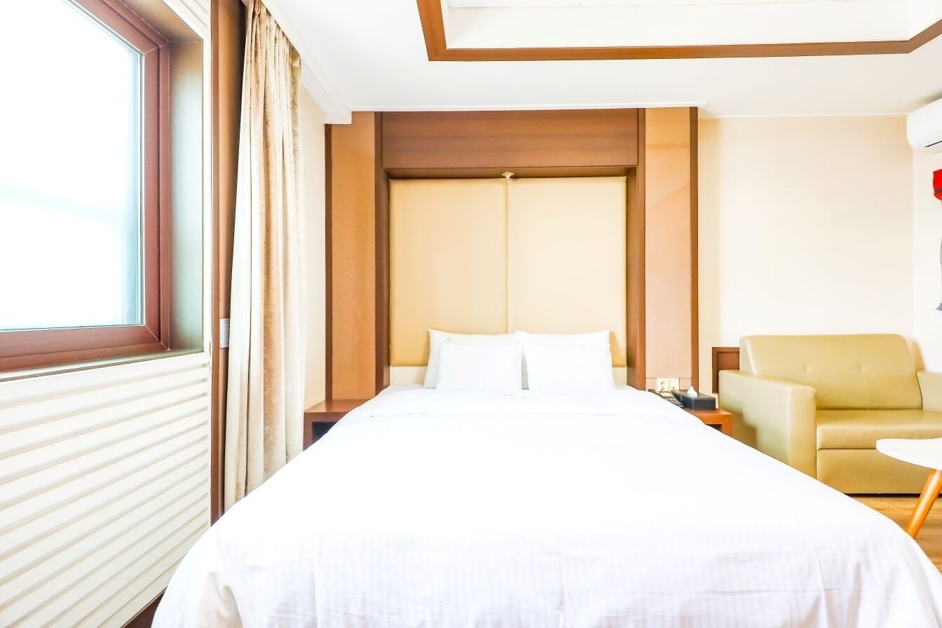 Standard, Queen Bed, Charlot Castle Hotel 3/6