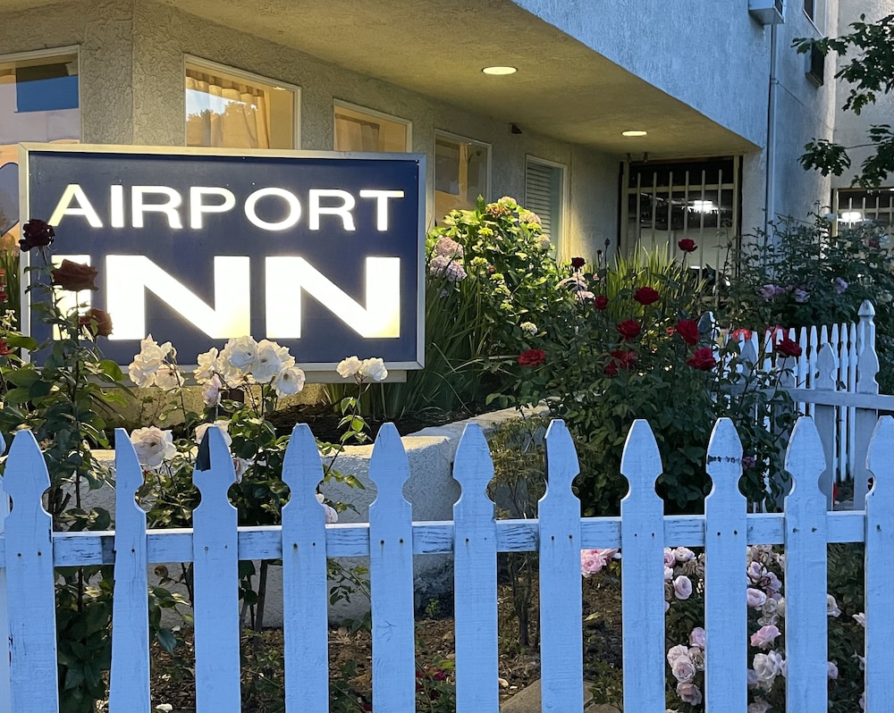 Airport Inn 3/52