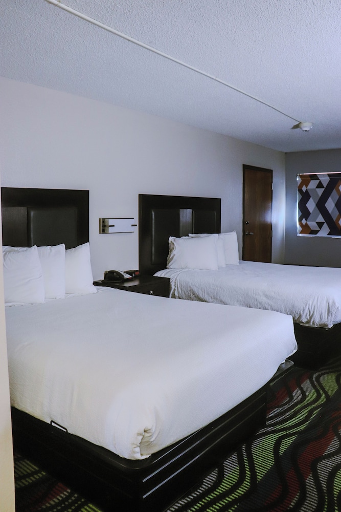 Apple Tree Inn and Suites 25/62