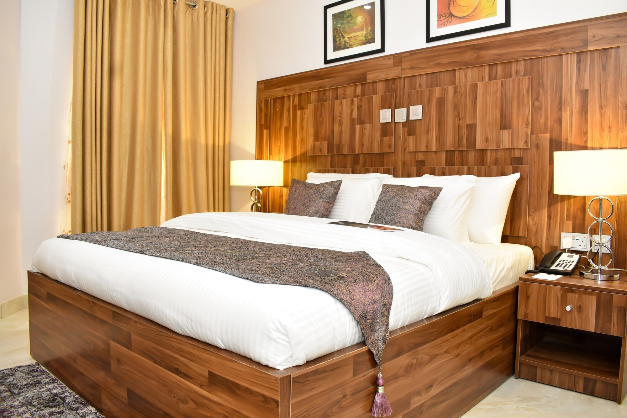 DELUXE, KING BED