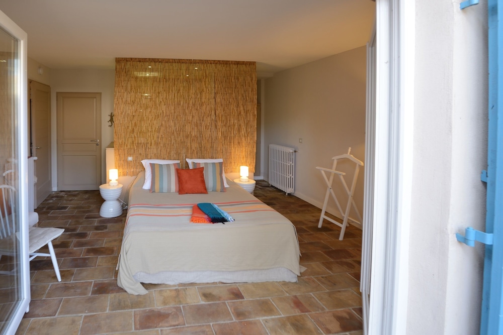 Canisses, Queen Bed, Garden View