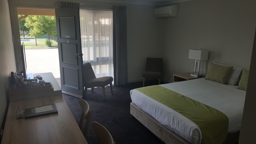 Quality Inn Carriage House 10/44