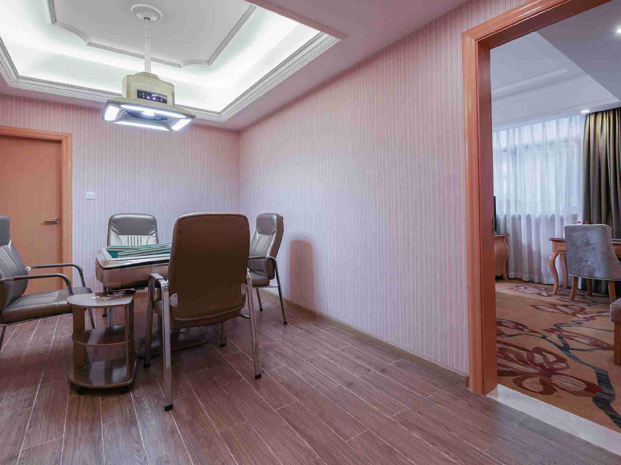 Vienna Hotel (Huizhou Qiuchang Yingbin Road) 45/57