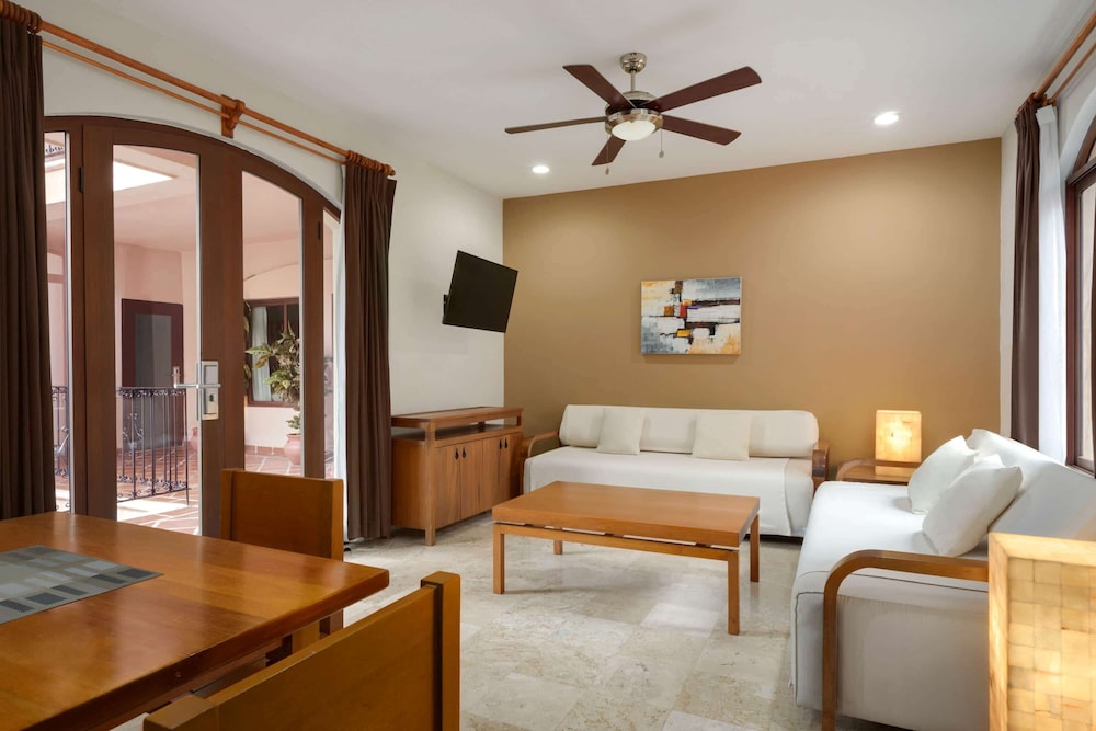 1 BEDROOM, SUITE