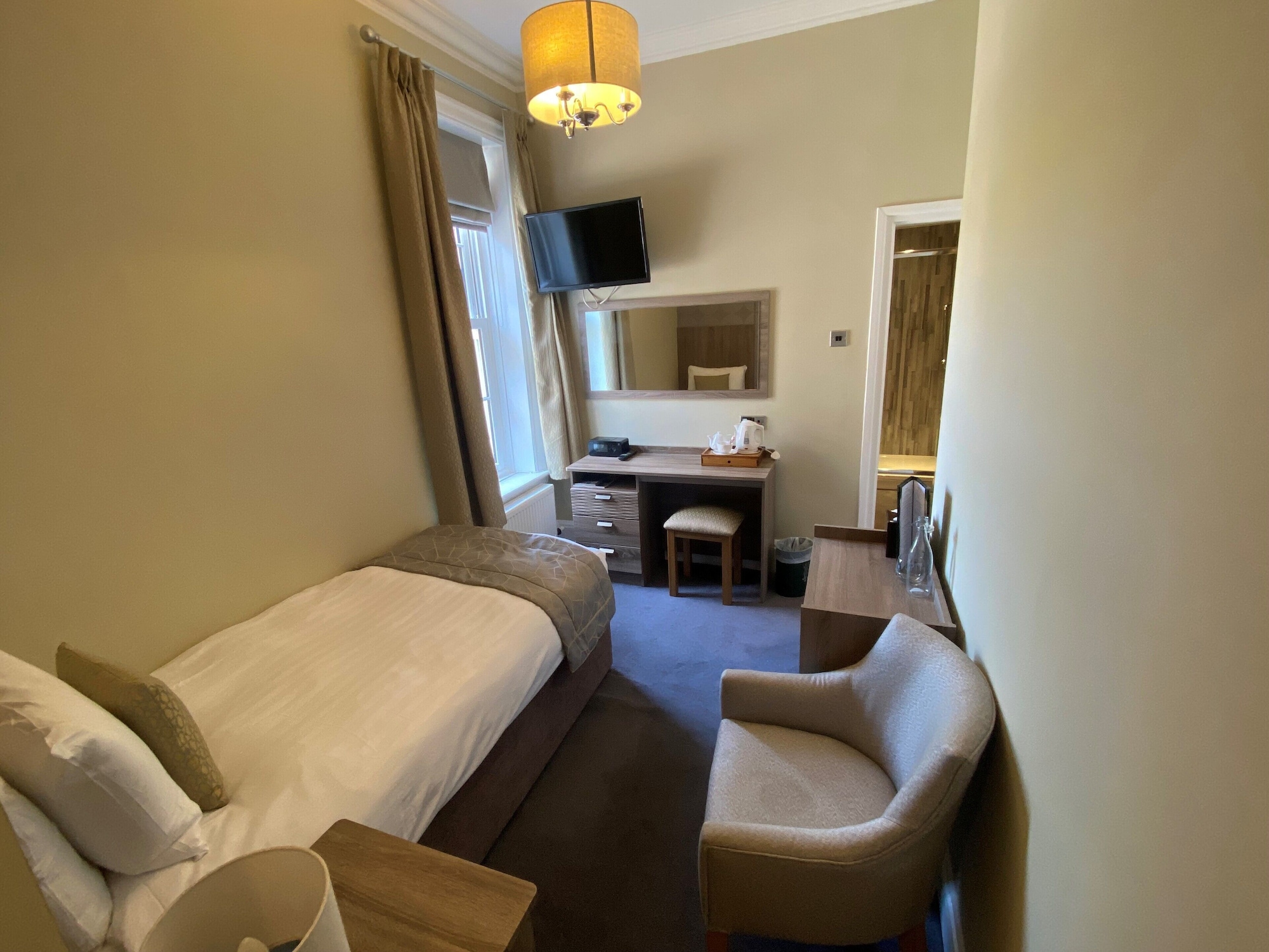 ROOM, SINGLE